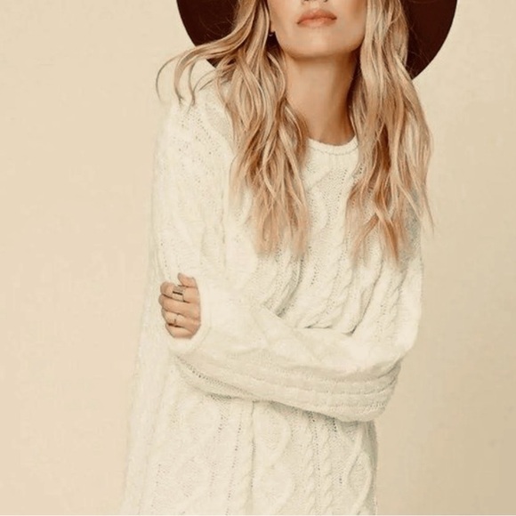 New Forever 21 Classic Cable Knit Sweater - Picture 1 of 3